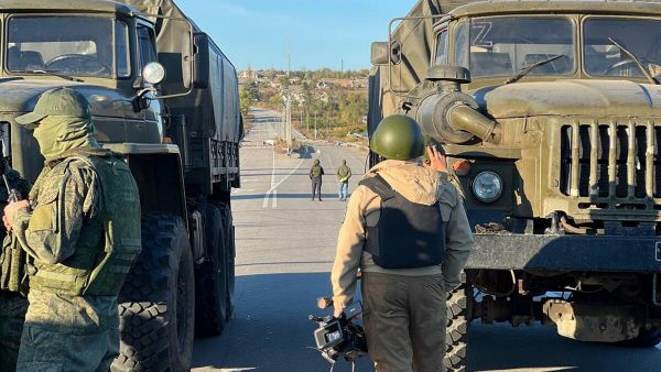 Представители российской стороны во время обмена пленными с Украиной по формуле 110 на 110 (17 октября 2022). - Sputnik Արմենիա