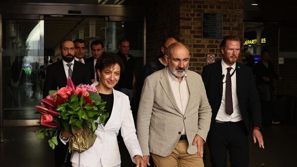 Премьер-министр Никол Пашинян прибыл в Великобританию с рабочим визитом вместе с супругой Анной Акопян (17 июля 2024). Лондон - Sputnik Армения