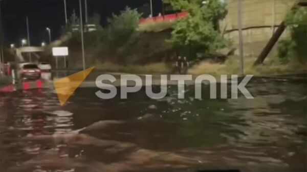 Անձրևից հետո Երևանի փողոցները գետերի են վերածվել - Sputnik Արմենիա