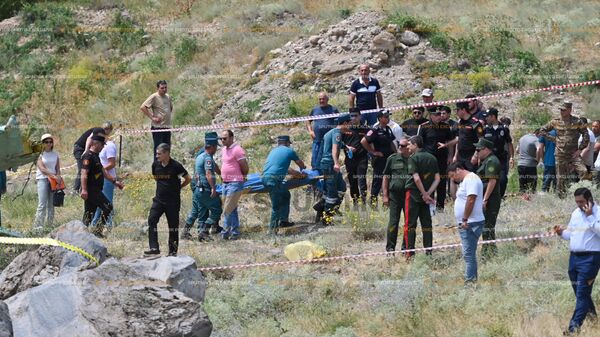 Спасатели извлекают тела погибших пилотов из упавшего у города Егвард самолета Як-52 МО Армении (19 июля 2024). Котайк - Sputnik Армения