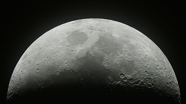 Растущая луна в небе над Москвой - Sputnik Արմենիա