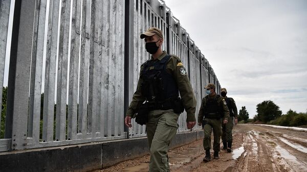 Полицейские патрулируют стальной забор вдоль реки Эврос, речной границы Греции с Турцией  - Sputnik Армения
