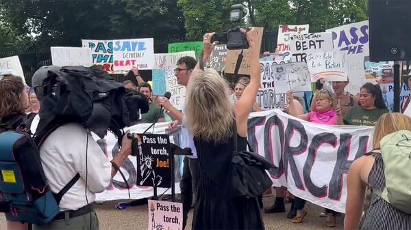 Сторонники Демократической партии перед Белым домом в Вашингтоне призывают Джо Байдена выйти из предвыборной гонки - Sputnik Արմենիա