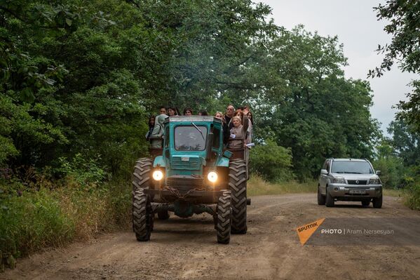 В канун праздника девушки поднимаются в горы для сбора цветов Вардавара - Sputnik Армения