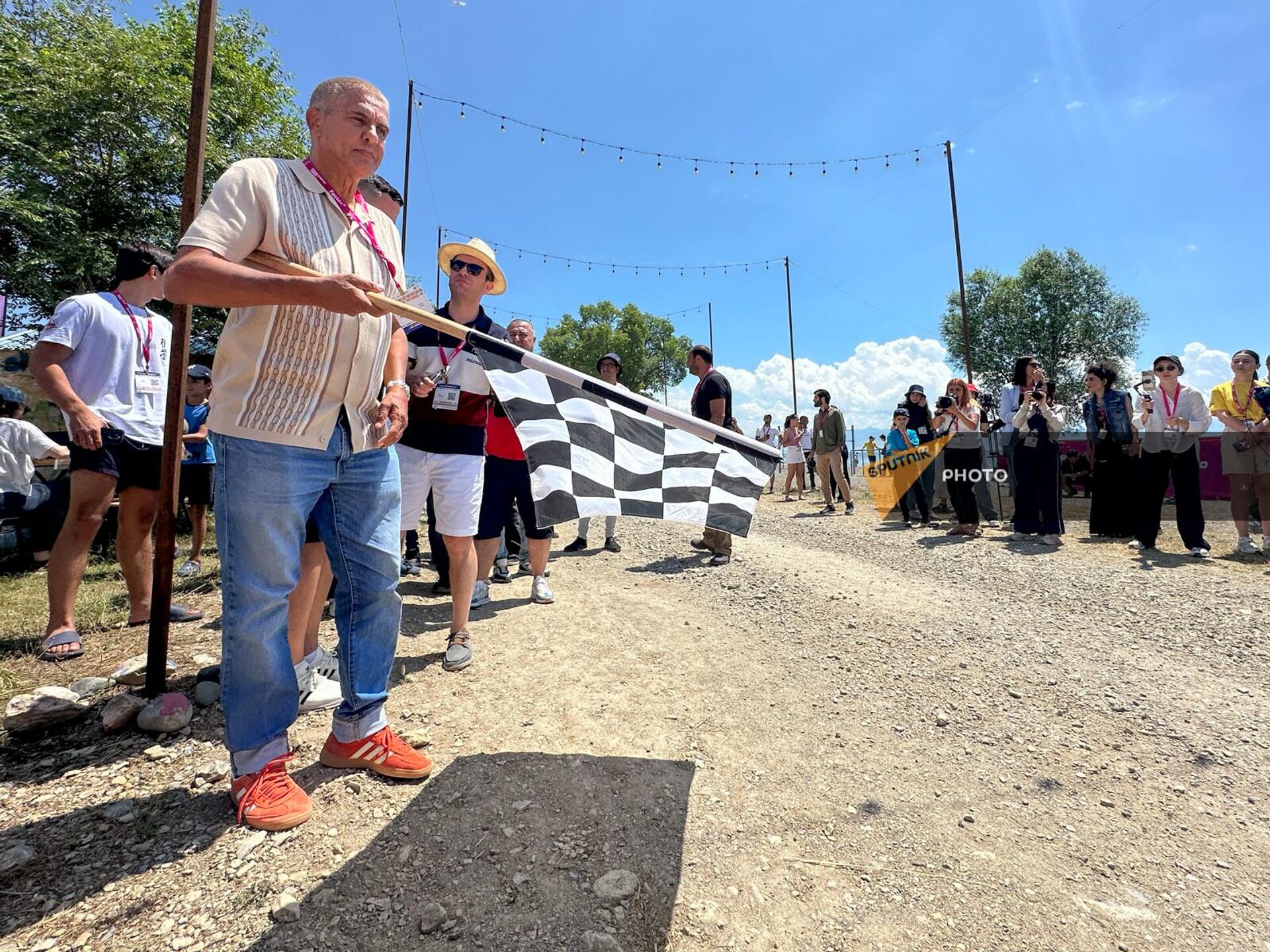 Французский актер Сами Насери на автопробеге Sevan EV Rally на берегу озера Севан (23 июля 2024). Гегаркуник - Sputnik Արմենիա, 1920, 23.07.2024