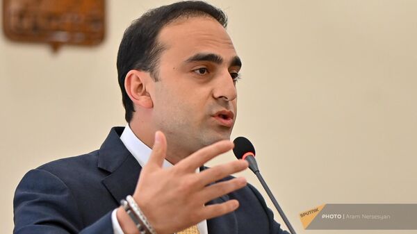 Мэр Еревaна Тигран Авинян во время пресс-конференции (24 июля 2024). Еревaн - Sputnik Армения