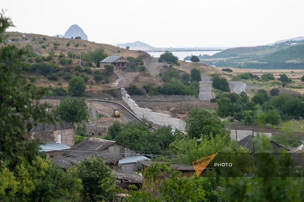 Կիրանց գյուղի տարածքով անցնող և Հայաստանն ու Ադրբեջանը բաժանող պատը - Sputnik Արմենիա