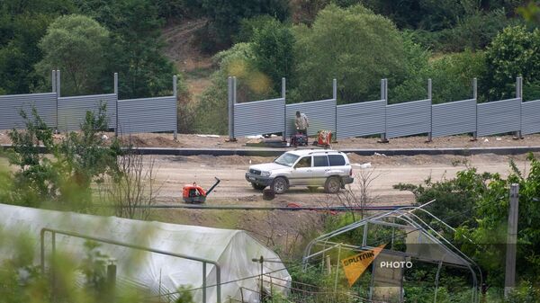 Стена, проходящая по территории села Киранц и разделяющая Армению и Азербайджан - Sputnik Армения