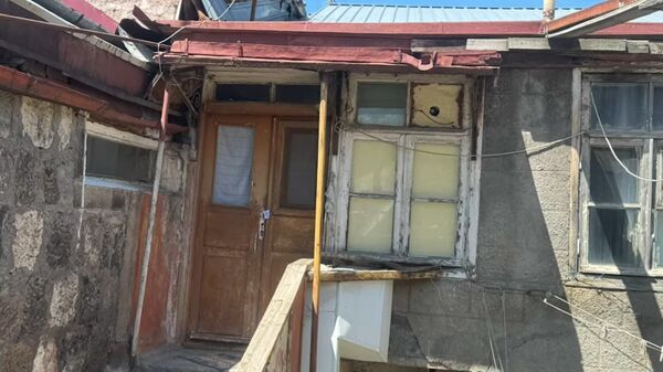 Дом в Гюмри, где год назад произошло убийство - Sputnik Армения