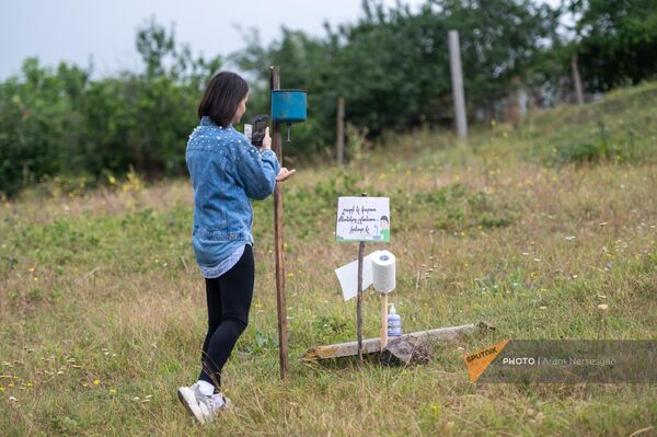 Туристка на территории отдыха у гостевого дома Шенлик в селе Чинчин Тавушской области - Sputnik Армения