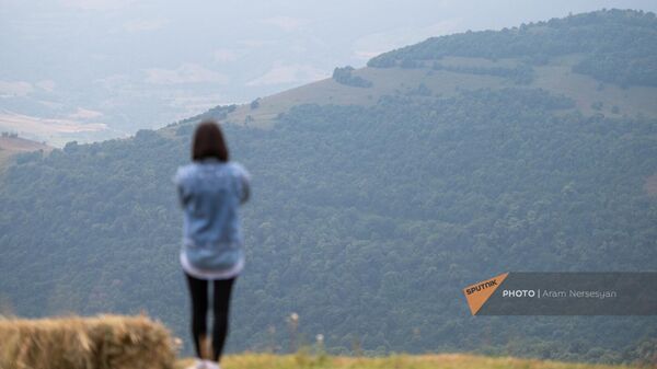 Туристка на территории отдыха у гостевого дома Шенлик в селе Чинчин Тавушской области - Sputnik Армения