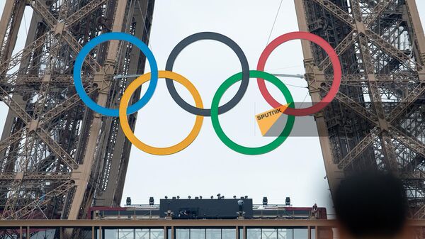 Олимпийские кольца на Эйфелевой башне во время церемонии летних Олимпийских игр 2024 года - Sputnik Армения