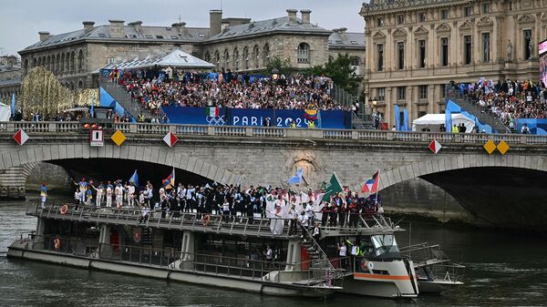 Спортсмены делегации Армении проплывают на лодке мимо моста Пон-о-Шанж по реке Сена во время церемонии открытия Олимпийских игр 2024 года (26 июля 2024). Париж - Sputnik Армения