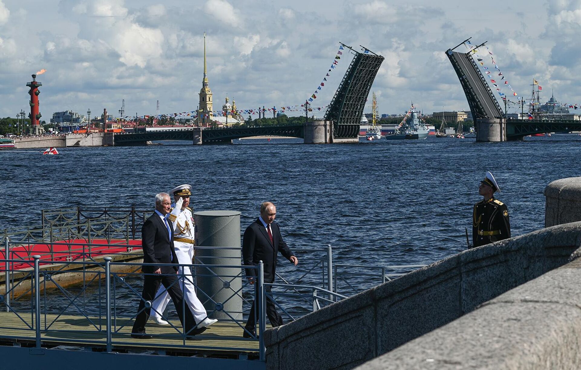 Президент РФ, верховный главнокомандующий Владимир Путин, министр обороны РФ Андрей Белоусов и главнокомандующий Военно-морским флотом России Александр Моисеев на Главном военно-морском параде по случаю Дня Военно-морского флота РФ (28 июля 2024). Санкт-Петербург - Sputnik Армения, 1920, 28.07.2024