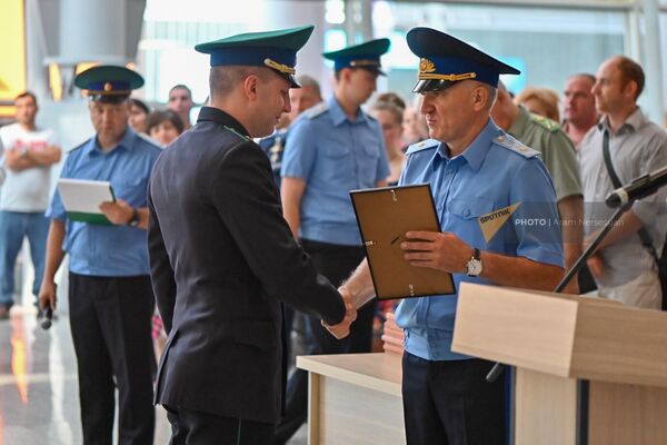 Церемония прощания с оркестром и торжественным построением российских пограничников в связи с окончанием службы в аэропорту Звартноц (31 июля 2024). Еревaн - Sputnik Армения