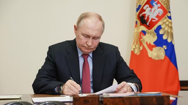 Президент РФ Владимир Путин в режиме видеоконференции проводит совещание с членами правительства РФ (10 июля 2024). Ново-Огорево - Sputnik Армения