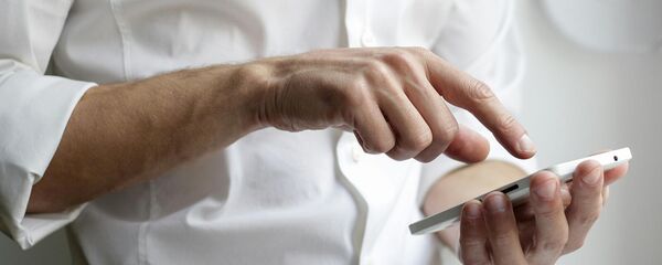 Мужчина со смартфоном - Sputnik Արմենիա