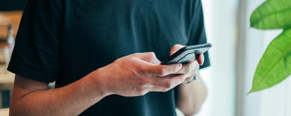 Мужчина со смартфоном - Sputnik Արմենիա