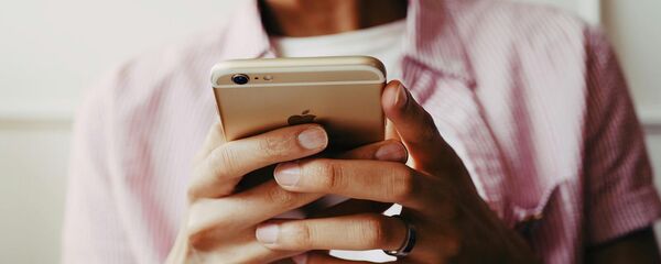 Мужчина со смартфоном Мужчина со смартфоном - Sputnik Արմենիա