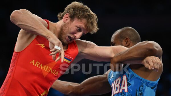 Артур Алексанян во время полуфинального матча греко-римской борьбы (до 97 кг) против кубинца Габриэля Росильо на Олимпийских играх (6 августа 2024). Париж - Sputnik Армения