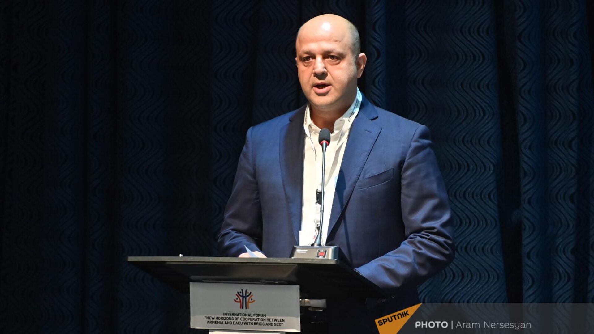 Председатель организационного комитета Форума, руководитель Общественно-политического движения Моя страна, Моя Армения Мгер Аветисян на открытии Международного форума Новые горизонты сотрудничества Армении и ЕАЭС с БРИКС и ШОС (8 августа 2024). Еревaн - Sputnik Армения, 1920, 14.08.2025