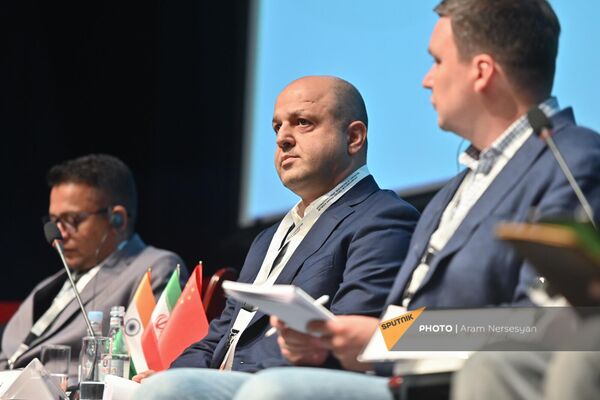 Председатель организационного комитета Форума, руководитель Общественно-политического движения Моя страна, Моя Армения Мгер Аветисян на открытии Международного форума Новые горизонты сотрудничества Армении и ЕАЭС с БРИКС и ШОС (8 августа 2024). Еревaн Председатель организационного комитета Форума, руководитель Общественно-политического движения Моя страна, Моя Армения Мгер Аветисян на открытии Международного форума Новые горизонты сотрудничества Армении и ЕАЭС с БРИКС и ШОС (8 августа 2024). Еревaн - Sputnik Армения