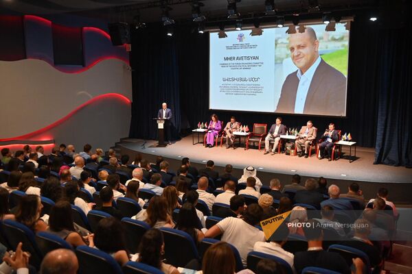 Мгер Аветисян выступает на открытии Международного форума Новые горизонты сотрудничества Армении и ЕАЭС с БРИКС и ШОС (8 августа 2024). Еревaн Мгер Аветисян выступает на открытии Международного форума Новые горизонты сотрудничества Армении и ЕАЭС с БРИКС и ШОС (8 августа 2024). Еревaн - Sputnik Армения