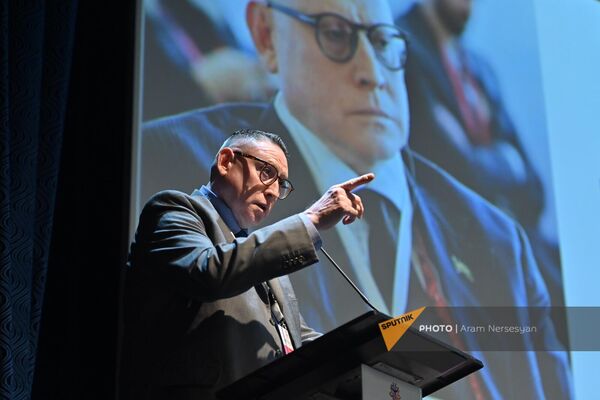 Профессор, Президент БРИКС Центр (Бразилия) Висенте Барриентос на открытии Международного форума Новые горизонты сотрудничества Армении и ЕАЭС с БРИКС и ШОС (8 августа 2024). Еревaн Профессор, Президент БРИКС Центр (Бразилия) Висенте Барриентос на открытии Международного форума Новые горизонты сотрудничества Армении и ЕАЭС с БРИКС и ШОС (8 августа 2024). Еревaн - Sputnik Армения