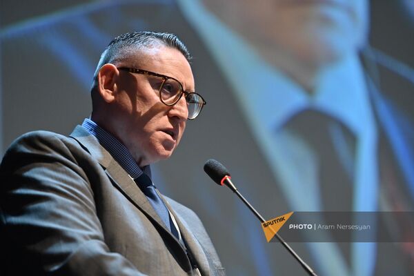 Профессор, Президент БРИКС Центр (Бразилия) Висенте Барриентос на открытии Международного форума Новые горизонты сотрудничества Армении и ЕАЭС с БРИКС и ШОС (8 августа 2024). Еревaн Профессор, Президент БРИКС Центр (Бразилия) Висенте Барриентос на открытии Международного форума Новые горизонты сотрудничества Армении и ЕАЭС с БРИКС и ШОС (8 августа 2024). Еревaн - Sputnik Армения