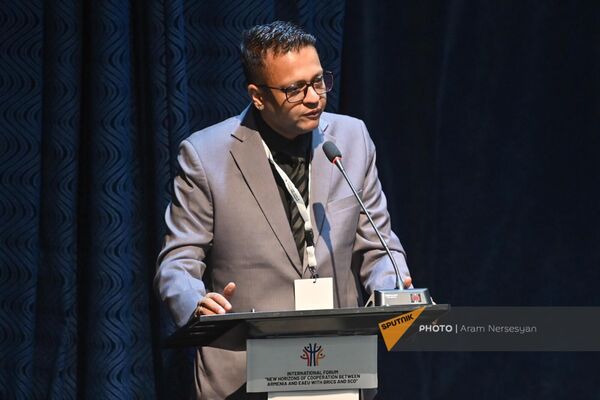 Заместитель Председателя Торгово-промышленной палаты БРИКС Самип Шастри на открытии Международного форума Новые горизонты сотрудничества Армении и ЕАЭС с БРИКС и ШОС (8 августа 2024). Еревaн Заместитель Председателя Торгово-промышленной палаты БРИКС Самип Шастри на открытии Международного форума Новые горизонты сотрудничества Армении и ЕАЭС с БРИКС и ШОС (8 августа 2024). Еревaн - Sputnik Армения