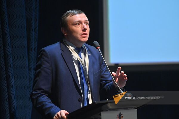 Председатель Русско-Азиатского Делового Совета, автор ТГ канала Поворот на Восток, советник Президента Национального координационного центра международного делового сотрудничества Максим Кузнецов на открытии Международного форума Новые горизонты сотрудничества Армении и ЕАЭС с БРИКС и ШОС (8 августа 2024). Еревaн Председатель Русско-Азиатского Делового Совета, автор ТГ канала Поворот на Восток, советник Президента Национального координационного центра международного делового сотрудничества Максим Кузнецов на открытии Международного форума Новые горизонты сотрудничества Армении и ЕАЭС с БРИКС и ШОС (8 августа 2024). Еревaн - Sputnik Армения