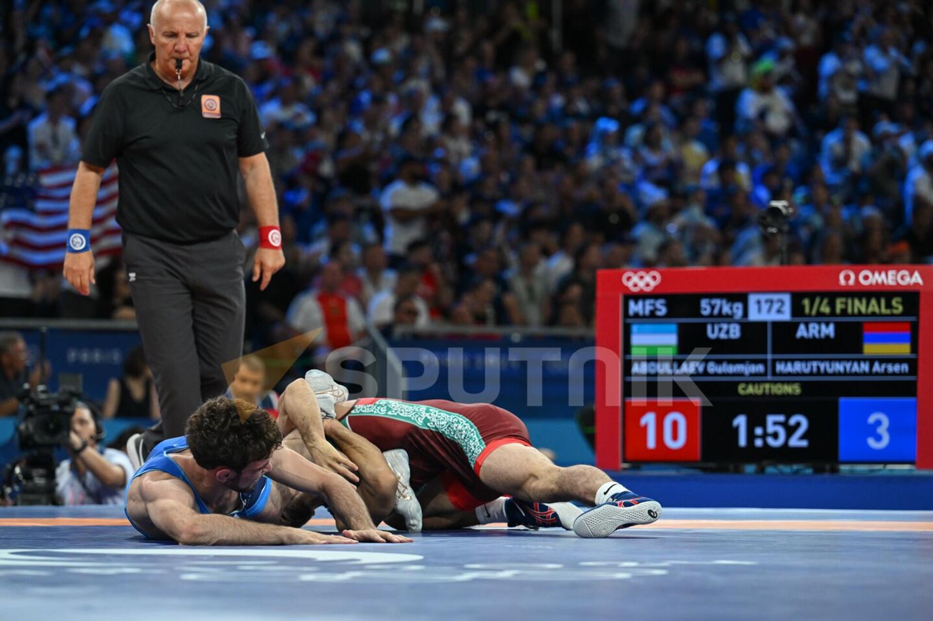 Арсен Арутюнян и Абдуллаев Гуломжон из сборной Узбекистана в 1/4 финала олимпийского турнира по вольной борьбе (57 кг) (8 августа 2024). Париж - Sputnik Армения, 1920, 08.08.2024