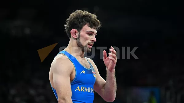 Арсен Арутюнян и Абдуллаев Гуломжон из сборной Узбекистана в 1/4 финала олимпийского турнира по вольной борьбе (57 кг) (8 августа 2024). Париж - Sputnik Армения