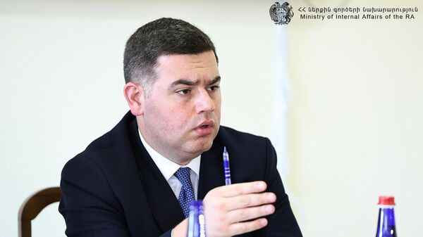 Пресс-секретарь МВД РА Нарек Саркисян во время встречи министра с жителями Ширакской области (8 августа 2024). Гюмри - Sputnik Армения