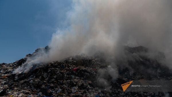Пожарные работают на месте возгорания мусорной свалки Нубарашен (15 августа 2024). Еревaн - Sputnik Արմենիա