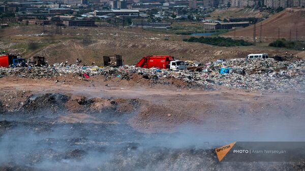 Пожарные работают на месте возгорания мусорной свалки Нубарашен (15 августа 2024). Еревaн - Sputnik Армения