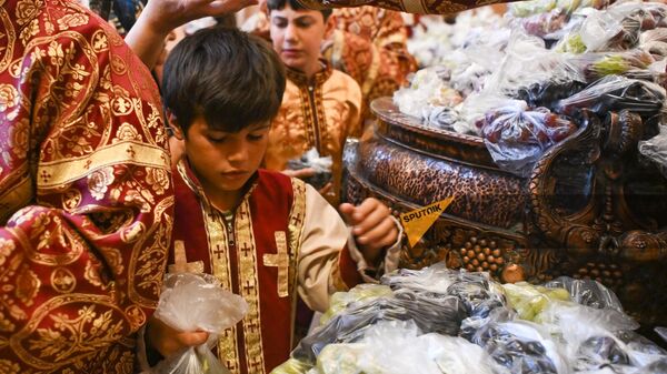 Церемония освящения винограда Хахохорнек в церкви Святой Анны (18 августа 2024). Еревaн - Sputnik Армения