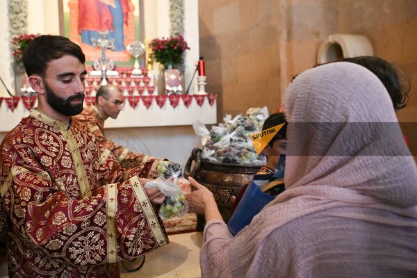 Церемония освящения винограда Хахохорнек в церкви Святой Анны (18 августа 2024). Еревaн - Sputnik Армения