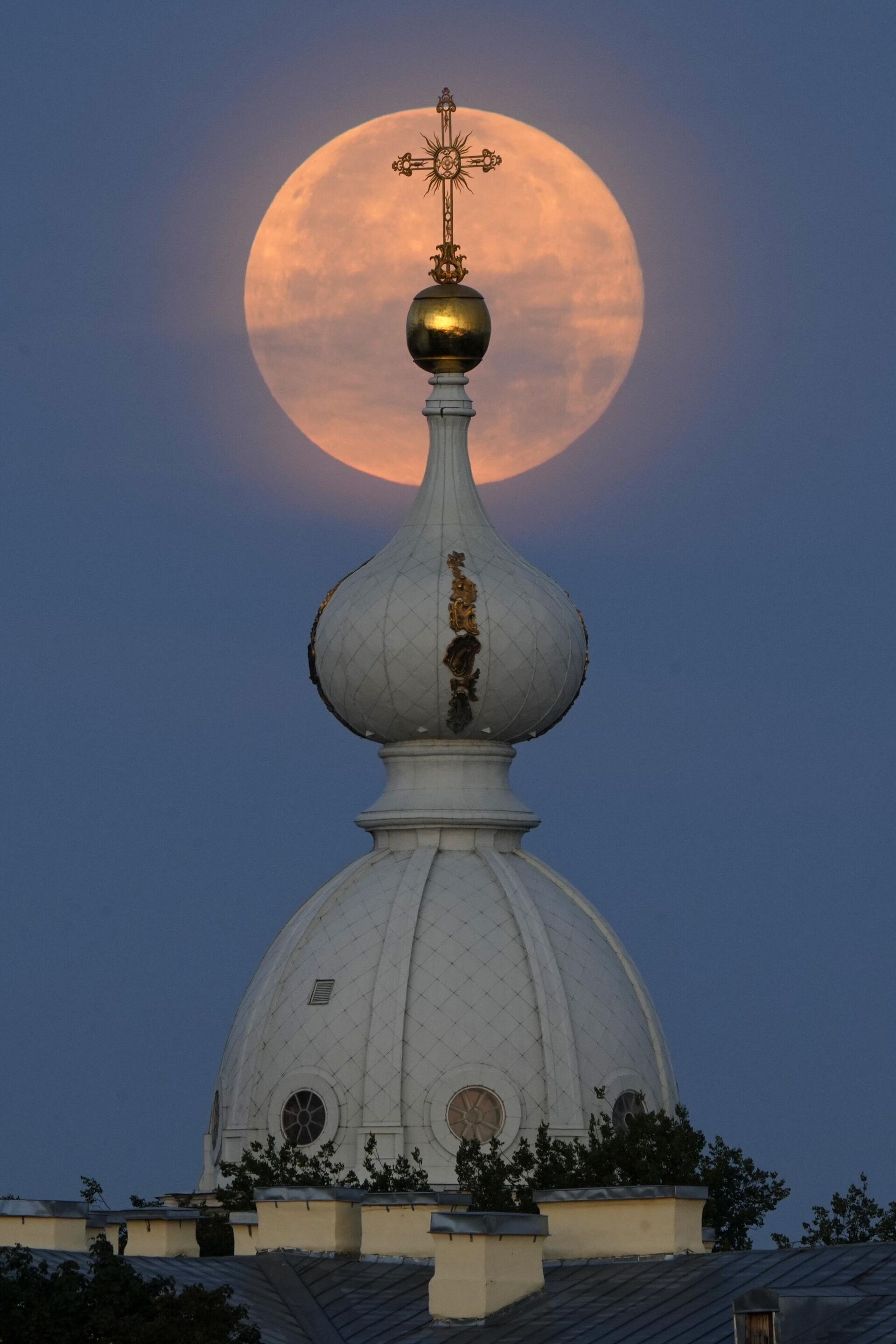 Суперлуние можно наблюдать над Воскресенским Смольным монастырем в Санкт-Петербурге, Россия - Sputnik Армения, 1920, 06.10.2025