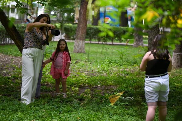 Фотограф Асмик во время фотосъемки 12-летней Рузанны - Sputnik Армения