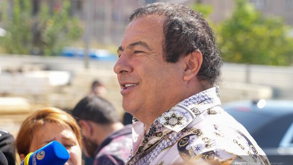 Гагик Царукян отвечает на вопросы журналистов возле статуи Иисуса Христа (26 августа 2024). Зовуни - Sputnik Армения