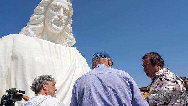 Гагик Царукян и скульптор Армен Самвелян беседуют возле статуи Иисуса Христа (26 августа 2024). Зовуни - Sputnik Армения