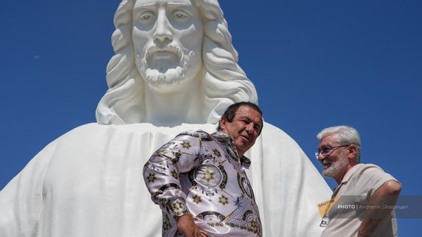 Гагик Царукян и Рубен Ованнисян беседуют возле статуи Иисуса Христа (26 августа 2024). Зовуни - Sputnik Армения
