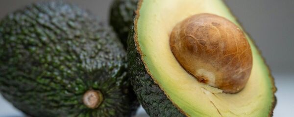 Авокадо на тарелке - Sputnik Армения