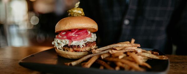 Мужчина с бургером - Sputnik Արմենիա