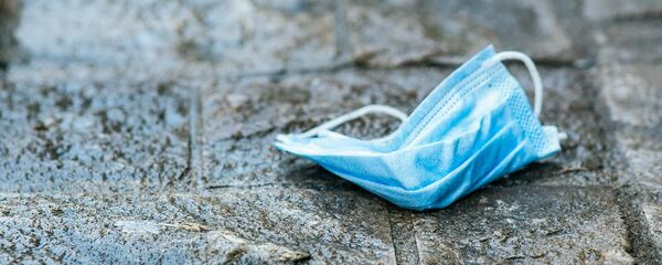 Использованная медицинская маска на земле - Sputnik Армения