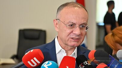 Сейран Оганян отвечает на вопросы журналистов у здания представительства Нагорного Карабаха (2 сентября 2024). Еревaн