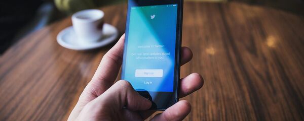Заставка Twitter на экране смартфона Заставка Twitter на экране смартфона - Sputnik Արմենիա