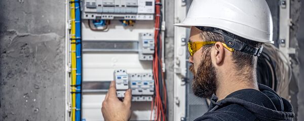 Электрик за работой Электрик за работой - Sputnik Армения