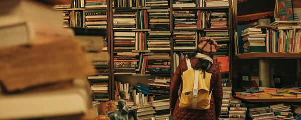 Посетители в книжном магазине - Sputnik Армения